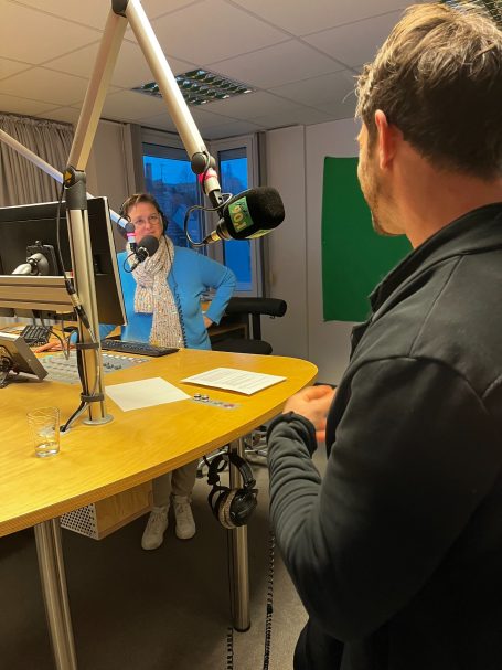 Dr. Moritz Tellmann und Cosima Clauss Dr. Moritz Tellmann und Moderatorin Cosima Clauss im Gespräch